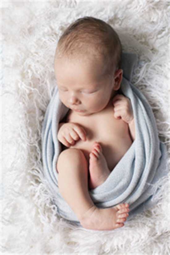 三个月大的宝宝也能尝试竖抱：如何宝宝创造安全、舒适的竖抱体验